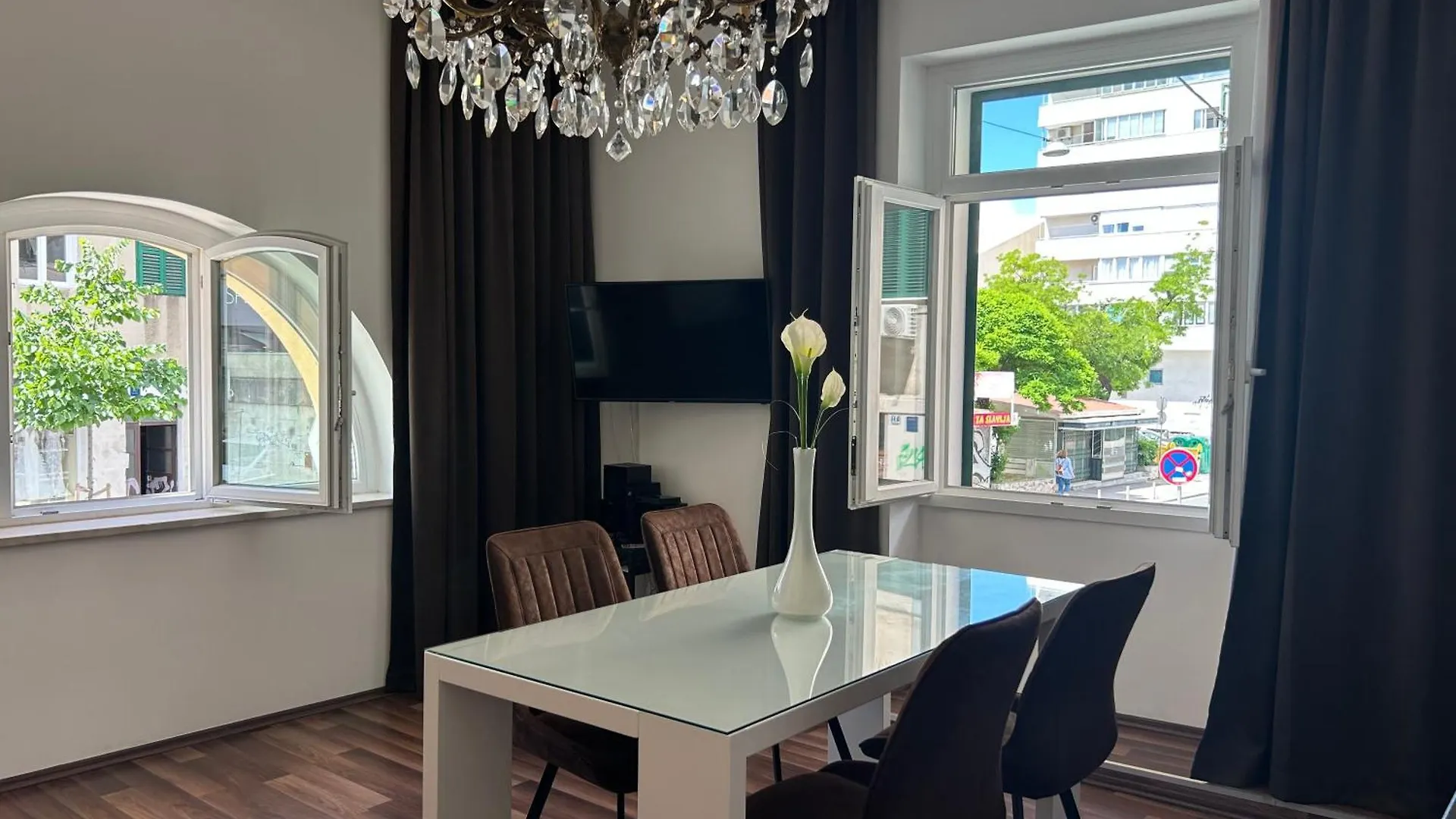 Marton & Martinis Superior Apartments - Spacious One-Room Apartments - Excellent Location Within Walking Distance Of Diocletian\'S Palace And Bacvice Beach - The Best Restaurants Within Walking Distance - Buralux Properties location